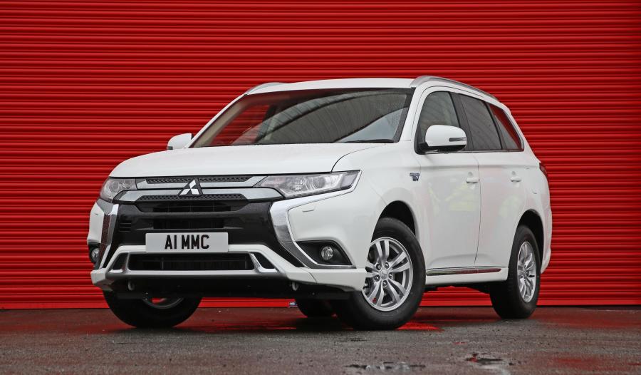  Mitsubishi Outlander PHEV Commercial 2019 года  (UK) (фото 10 из 14)